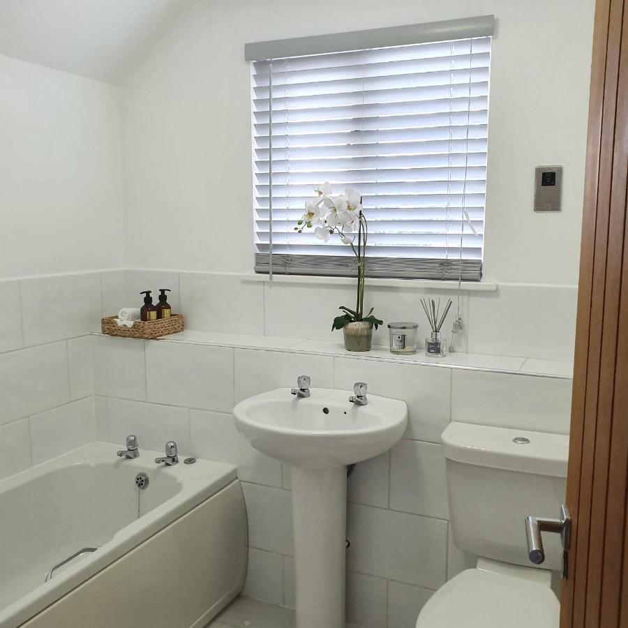 Spacious Beautiful And Warm Cottage With Parking Chelmsford Exterior foto